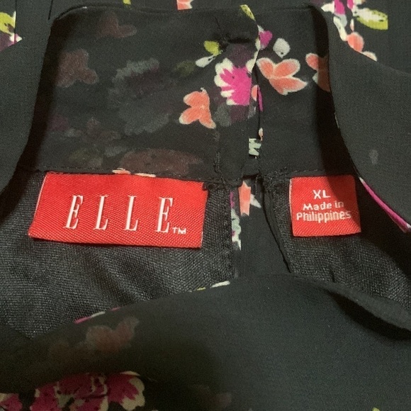 3/$28❤️ELLE BLACK floral, print, pleated sleeveless top size XL - Picture 9 of 9